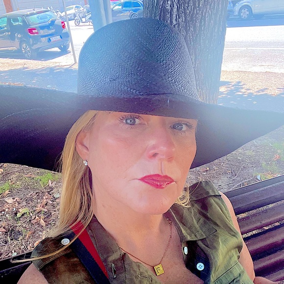 Meet your Posher, Patricia - Picture 1 of 1